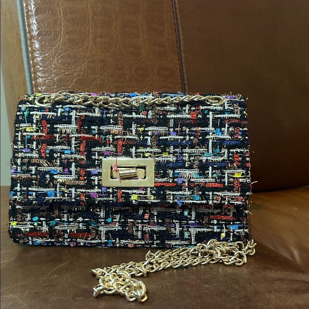 Elegant Tweed Crossbody Bag with Gold Chain